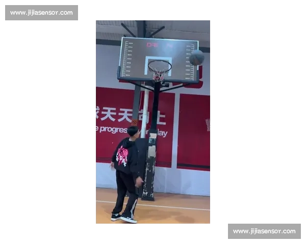13 岁 2 米 03 天才摧毁篮筐!乔丹复出赛季遭横扫,总决赛 28+12 难敌新星 13 岁 2 米 03 天才摧毁篮筐!乔丹复出赛季遭横扫,总决赛 28+12 难敌新星