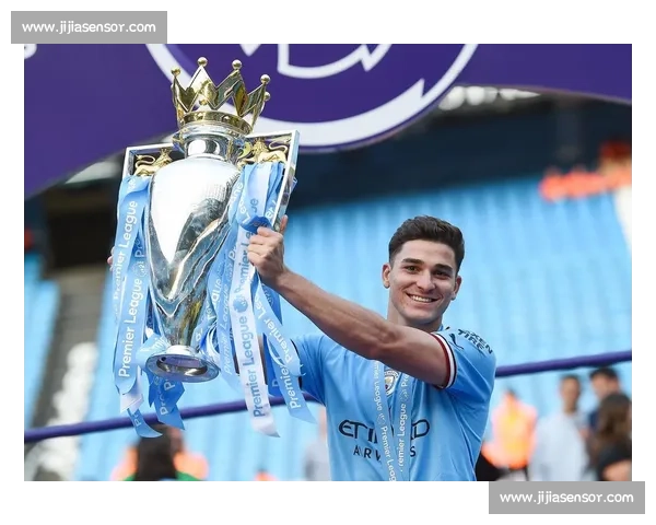 红色与蓝色的巅峰对决曼联曼城同城德比再燃英超战火荣耀之争夜晚